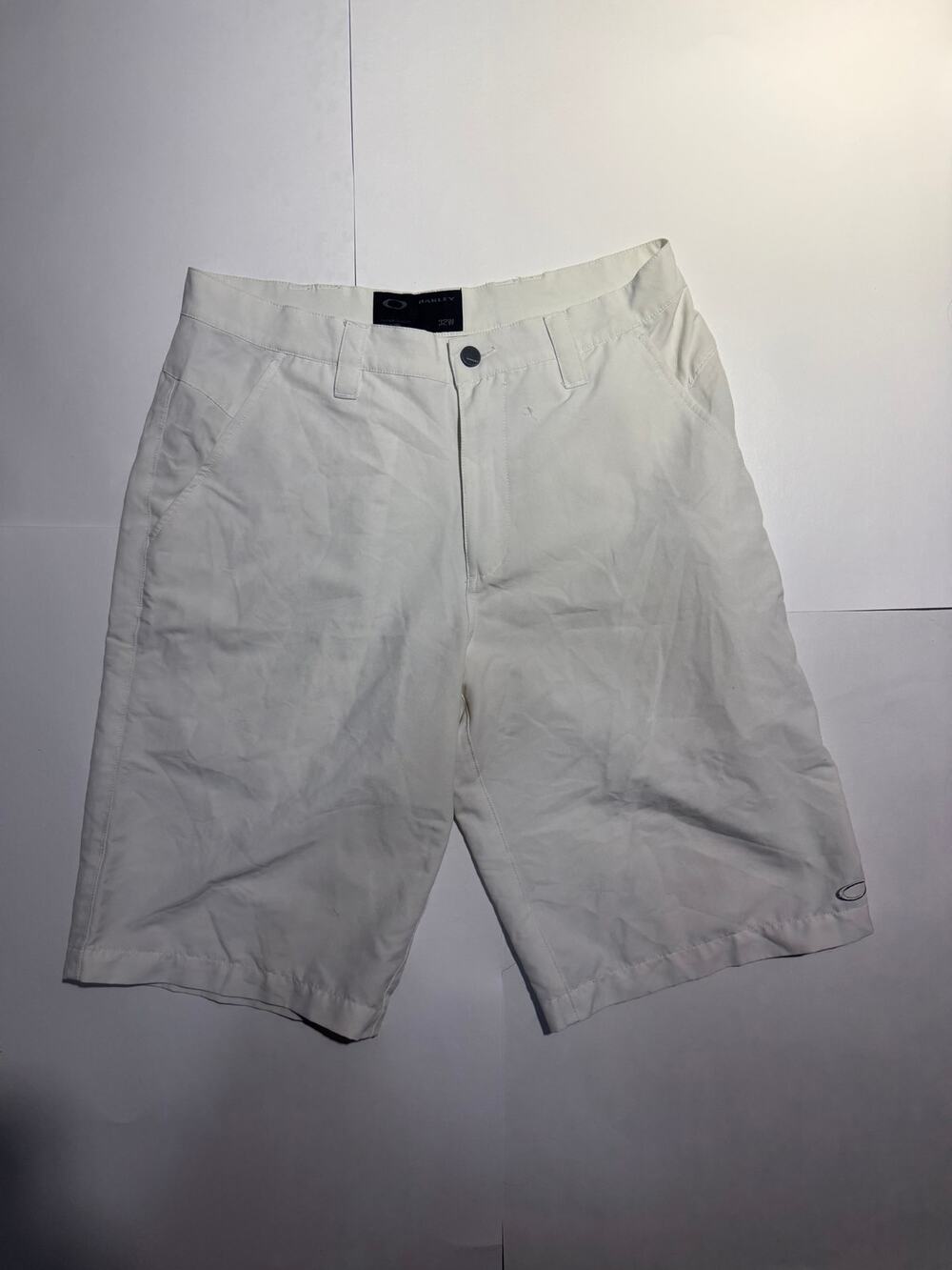 Oakley Mens White Golf Shorts Size 32W Flat Front Athletic Performance